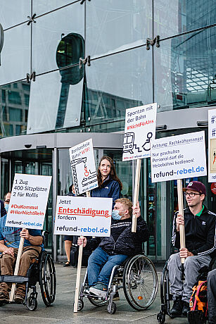 Protest and launch action of the new service "Compensation in case of barrier" in train traffic
