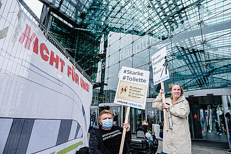 Protest and launch action of the new service "Compensation in case of barrier" in train traffic