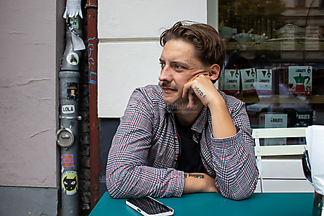 Music production and gospel – Mico Wuppermann in front of the cafe